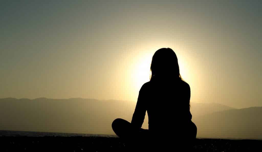 Meditationskissen Test: Die 3 besten im Vergleich 4 fokussierte meditation einfach erklärt